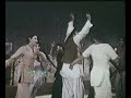 Angrezi Thumke Peh Dalen Ge - 1977 Apne huwe paraye