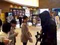 子供たちに囲まれるチェーンソー男