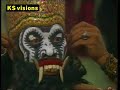 r�alisateur : jean-louis berdot
54 mn

un prince, une princesse, des d�mons, un singe blanc. tels sont les personnages de la plus vieille l�gende du monde, le ramayana. la cam�ra en explore les traces les plus secr�tes : dans la vie javanaise, dans les arts, � l'�cole, dans les rites aussi, comme lors de la confection du kriss, un couteau sacr� forg� avec des d�bris de m�t�orite...
