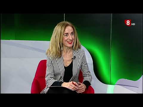 Entrevista en Castilla y León Televisión para presentar 'Mínima esencia'. Ana Agustín me hace las preguntas en el Magazine de La 8.