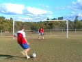 Un pringado que le pega con un balon  en la cara