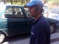Friki Carrión cantando en la puerta del Raska