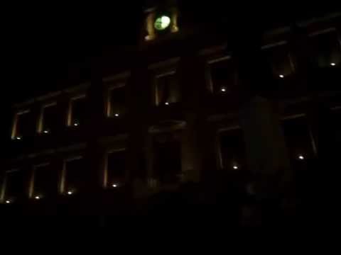 Vandali in azione: La piazza al buio e il Municipio sembra una discoteca (Video)