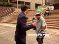 Reportero peleando con tipo irritante en vivo