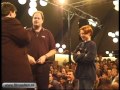 Dartdemonstratie door Raymond van Barneveld tijdens FAM Consumentenbeurs in Aalten