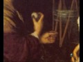http://www.artehistoria.com/genios/videos/241.htmPintada hacia 1650, en la primera etapa del artista, la Sagrada Familia del Pajarito es una de las obras más populares de Murillo. En la izquierda de la composición nos encontramos con la Virgen, sentada mientras devana una madeja de hilo, apreciándose a sus pies la cesta de la labor. El centro de la escena lo ocupa el Niño Jesús con un pajarito en la mano, mostrándoselo al perrillo blanco que hay en la zona baja. Al lado del Niño se sitúa san José, también sentado, apreciándose al fondo el banco de carpintero La total ausencia de elementos divinos o celestiales en la composición hace que nos situemos ante una escena familiar, como si el pintor abriera las puertas de su propio hogar para mostrarnos el juego del pequeño acompañado por su padre, mientras la madre ha parado en sus labores de hilado. Son figuras elegantes que no dejan de poseer cierto realismo; el protagonista es el Niño Jesús, iluminado por un potente foco de luz procedente de la izquierda que provoca contrastes, dejando el fondo en total penumbra sobre el que se recortan las figuras. No obstante, la iluminación es matizada y supera el estricto tenebrismo. El excelente dibujo del que siempre hará gala Murillo se aprecia claramente en sus primeras obras, donde los detalles son también protagonistas: el cesto de labor de la Virgen, los pliegues de los paños, los miembros de las figuras, el gesto del perrito. El colorido empleado es el que caracteriza esa primera etapa del artista siguiendo el estilo de los naturalistas. Pueden apreciarse ciertos ecos de la pintura de Rafael en esta Sagrada Familia conservada en el Museo del Prado.