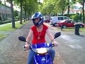Naomi voor het eerst op haar eigen scooter