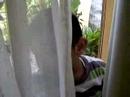 Kyko sembunyi di balik tirai Kyko sembunyi di balik tirai