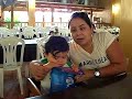 mirando el menu en vaca brava