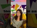 三田悠貴、タイト赤ニットで旧車と2ショット！「めっちゃ綺麗」と反響
