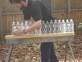 videos de Knife cutting 15 bottles.