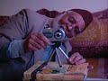 جلول دكداك يضبط آلة التصوير لالتقاط صورة تذكارية لصديقه العزيز حميد حاجي في بيته بعد فراق دام أكثر من ربع قرن