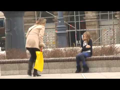 Segítünk-e egy fázó kislánynak, mi, magyarok?