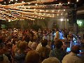 ana reverte cantando unos fandangos entre el publico