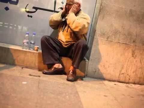 فقيرٌ في حاله غني بصوته العذب