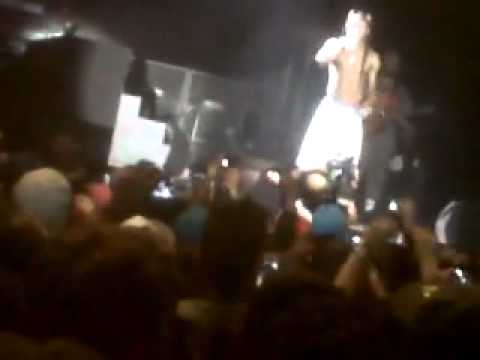 Le Lanzan Objeto A Lil Wayne En Pleno Concierto -