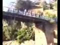 videos de salto de un puente en boltaña 1