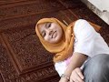 Jika kamu mencintai seorang pemuzik maka dia akan mengarangkan sebuah naskah lagu yang indah untuk kamu. Jika kamu mencintai seorang pelukis maka dia akan mengabadikan portrait kamu seagong Mona Lisa. Dan jika kamu mencinta seorang hartawan ternama maka dia akan pasti menzahirkan cintanya pada kamu dengan membina sebuah istana seindah Taj Mahal.Tapi aku bukan seorang pemuzik hebat seperti M. Nasir maka aku tak tahu untuk meciptakan senaskah lagu untuknya. Aku bukan seorang pelukis yang mampu mengabadikan potraitnya sebagai maha karya Leonardo Da Vinci. Dan aku juga bukan seorang Shah Jahan yang bisa menyusun bata menjadi istana semegah Taj Mahal. Aku cuma seorang manusia yang ada sedikit kelebihan dan keistimewaan dan aku cuma tahu menggunakan apa yang aku ada untuk dipersembahan kepadanya.