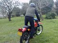 me vader doet wheelie op mijn moter...