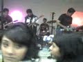 tocando en 1 salon de tepa hgo, no recuerdo como se llama, pero se puso leve, fue nuestra primer precentacion, como banda nueva.
huvo una falla al principio pero despues le dimos mejor....