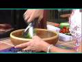 videos de Gadget Gal® shows how to quickly cut and toss lettuce at the same time.
