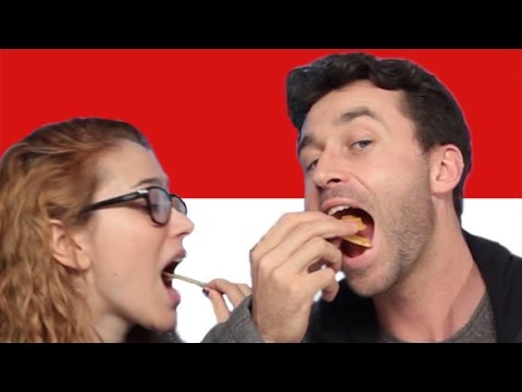 Snack Indonesia dimakan Bule, gimana reaksi Mereka?