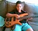 Samuel tocando Baixo