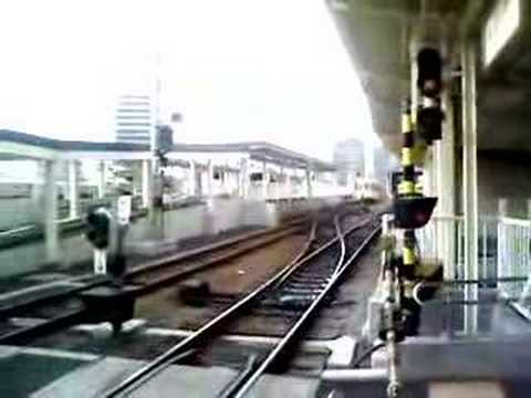 伊予鉄道古町駅の構内踏切と市内電車。
