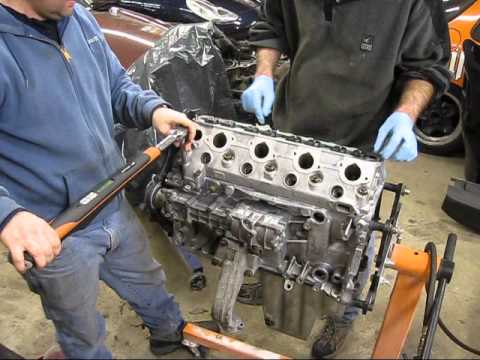 Porsche 944 engine assembly – cylinder head