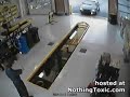 mulher trocando o �leo