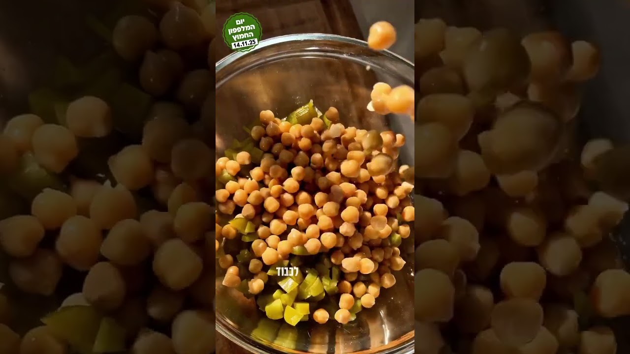 ארז שאול מפנק אותנו במתכון לסלט מרענן עם מלפפונים חמוצים על מצע יוגורט #ערוץהאוכל #מתכונים