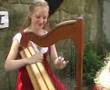 Ela spielt Harfe