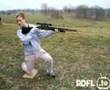 Frau vs Fernrohr Waffe