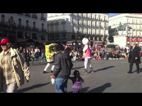 Bob Esponja y Hello Kitty pelea en la Puerta del Sol (Madrid) ORIGINAL