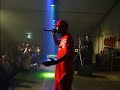 Hier zie je rapper KeL uitleggen en daarna spitten tijdens het carnaval in Nuenen. Nuenen ligt tussen Eindhoven en Helmond.Publiek was gevuld met 1400 jongeren.KeL rapt hier een track van zijn nieuwe cd, de track heet: Smokuh, en verteld het verhaal over een klein zakje wiet. Luister zelf de eerst 16 bars.