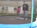 vince et noemie sur le trampoline