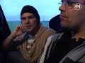 GRONINGEN - Reizigers op de spoorlijnen tussen Rodeschool en Groningen en Delfzijl en Groningen klagen over overvolle treinen.Veel passagiers die 's ochtends richting de stad rijden, moeten noodgedwongen staan. Ook de balkons puilen uit. Bovendien zouden de ramen van de nieuwe Arriva-treinen niet open kunnen, waardoor het knap benauwd is in de coupés. Volgens de passagiers zet Arriva te weinig treinen in op de bewuste trajecten. Het vervoersbedrijf gaat voorlopig nog geen maatregelen nemen.