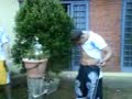 Zez�o esmurrando a barriga \"definida\" de Marcelino