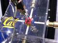 videos de Berkeleys Robot solves Rubik's Cube in 6 seconds (against student -13 Sec.)