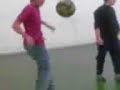 davide leoni in palestra tenta di imitare ronaldinho