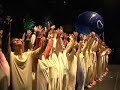 Performance dos jovens do  Valores de Minas, programa do Servas e Governo de Minas, na abertura da Conferência Preparatória para a Convenção Mundial sobre Mudanças Climáticas, em 4 de agosto de 2009, no Palácio das Artes, em Belo Horizonte, surpreendeu o público. Ao final da apresentação, três grandes bolas representando o mundo foram jogadas para a platéia, alertando que a solução para o problema ambiental é de responsabilidade de cada um de nós.Minas Gerais foi escolhida para sediar a conferência e o lançamento da campanha por já desenvolver políticas ambientais que reduzem o impacto da emissão de gases poluentes. Para o presidente do State of the World Forum, Jim Garrison, a adesão de governos municipais, estaduais e federais à proposta de reduzir em 80% as emissões até 2020, e não mais até 2050, é fundamental para evitar o aumento na tempera média do planeta.
