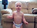 Bebé imitando a un monstruo
