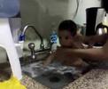 lichi bañandose lichi bañandose