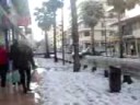 Antibes sous la neige.Les films ethnologiques que vous allez découvrir s'adressent aux générations à venir.A l'heure où la planète se réchauffe, Antibes se recouvre d'un épais manteau neigeux. Pourquoi ? Comment ? Et où ai-je mis ma clef de sol, hein, ha ?!J'accomplis ici mon devoir de mémoire en tant que citoyen, témoin d'événements extraordinaires.Voici le dernier et septième opus d'un septuor aussi pertinent que cocasse.
