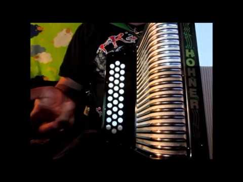 aprender a tocar acordeon - video instruccional la yakesita cumbias faciles para acordeon de botones, acordeon de SOL, tono de SOL. sigueme en facebook:http://www.facebook.com/AmigosDeB...