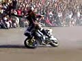 moto quemando caucho