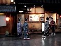 A la caza de la Geishas que pasean por el barrio de Gion a eso de las cinco de la tarde para ir al trabajo.