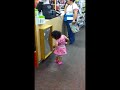 Une enfant de 2.5 ans danse devant un miroir