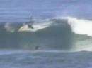 Surfista atacado por dos tiburones