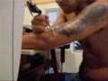 Jeffart se tatuando ao som de Zéu Brito